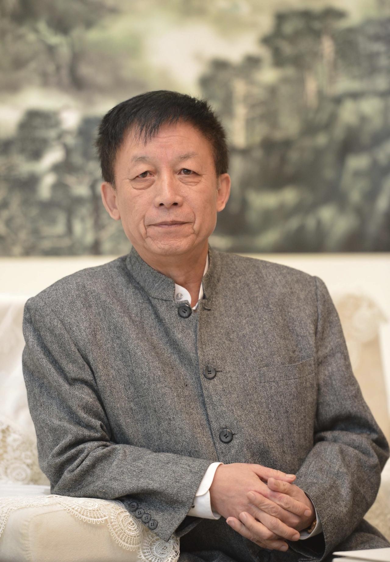 哈哈哈哈哈，网友们实在太可爱了，追着易中天问如何评价美国ICE强行入户的问题！