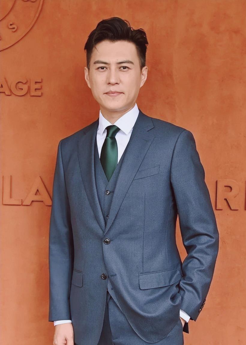 39岁才靠《伪装者》爆红，靳东这碗饭，等了足足13年。别被他现在的“老干部”形