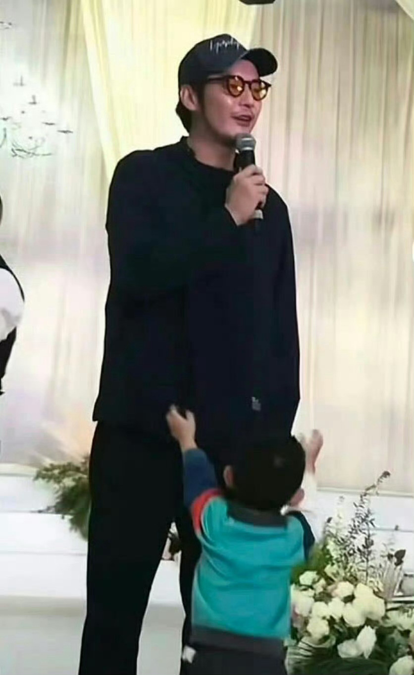 金世佳手拉手接儿子放学感觉金世佳好像对他老婆孩子很不错​​​