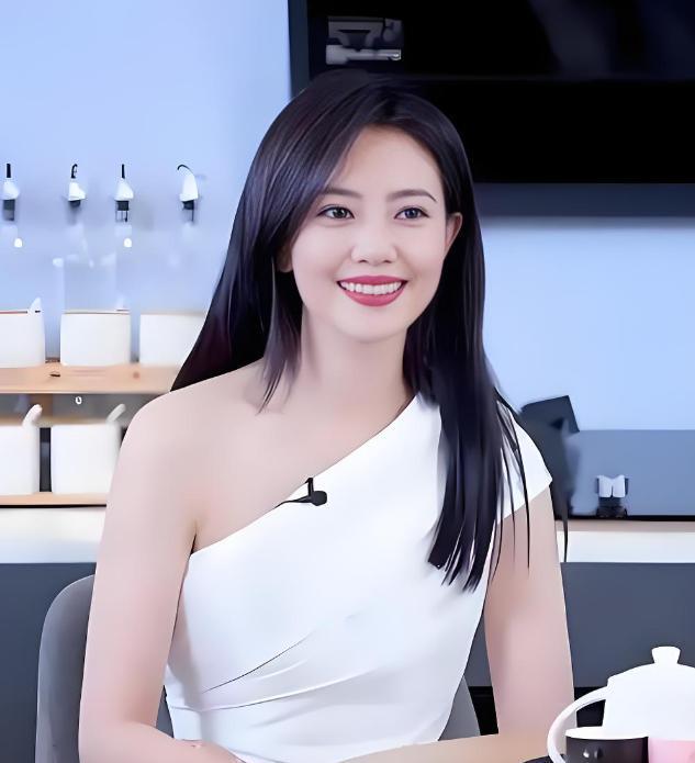 2000年，出道不久的高圆圆疯狂爱上张亚东，上演了女追男的戏码。5年后，高圆圆想