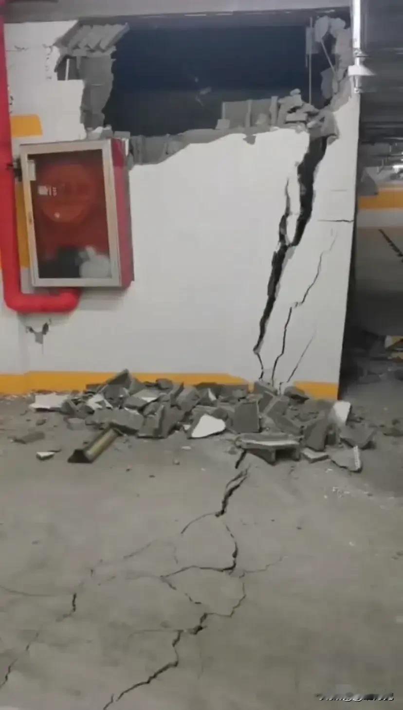 触目惊心谁敢居住？网曝，河北张家口一高层地下室，墙体以及支柱开裂，让人看了无不