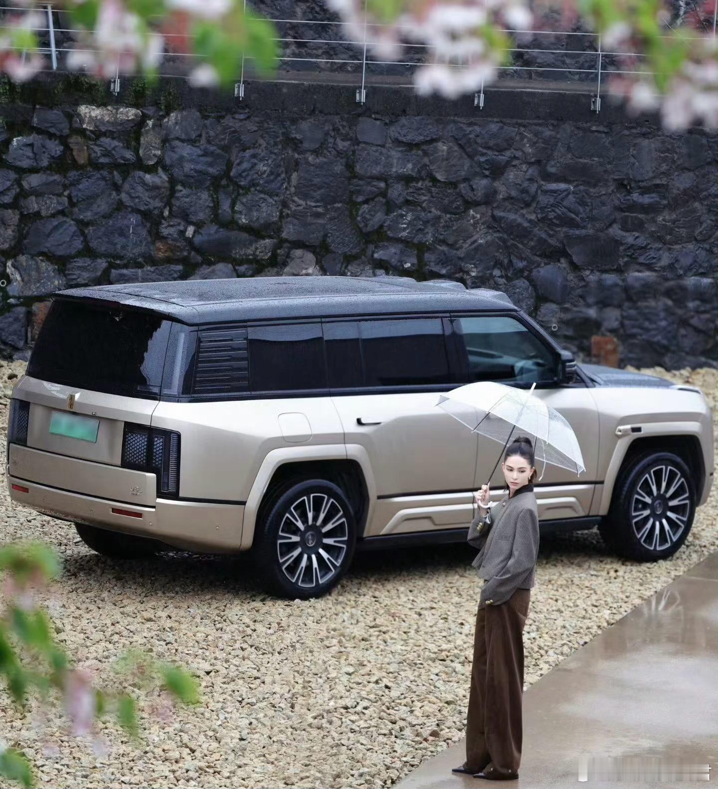 原来昆凌的座驾是仰望U8L，天王嫂的选择果然霸气，该给周杰伦安排一辆仰望U9吧?