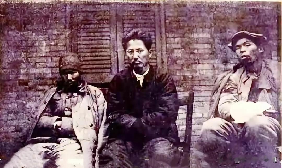 1935年，红十军团军政委员会主席方志敏（中）和红十军团长刘畴西（左）后十军团1