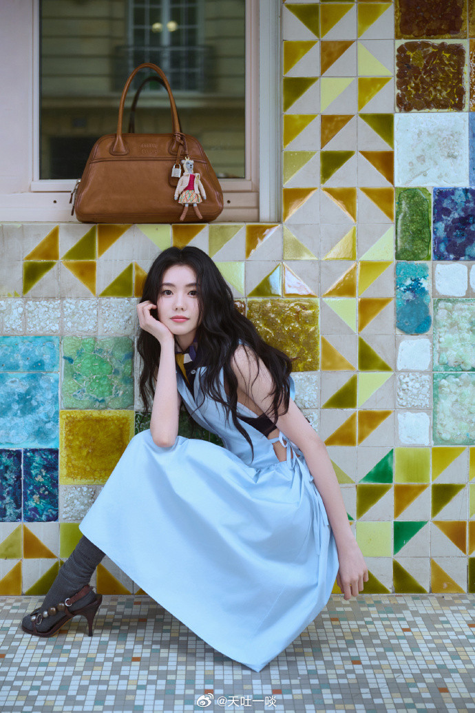 浅蓝无袖衬衫、眉眼清澈清新灵动——刘浩存。每日明星美图分享