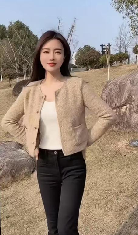 这是一位回乡女大学生，长得还漂亮水灵的，整体气质也不错，堪称人见人爱。不过，据说