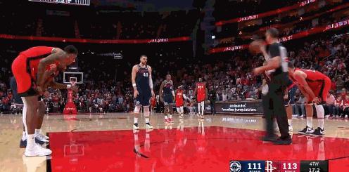 裁判觉得第一个吹得过分了，但是碍于面子又不好说自己错了，所以又吹了第二个更过分的