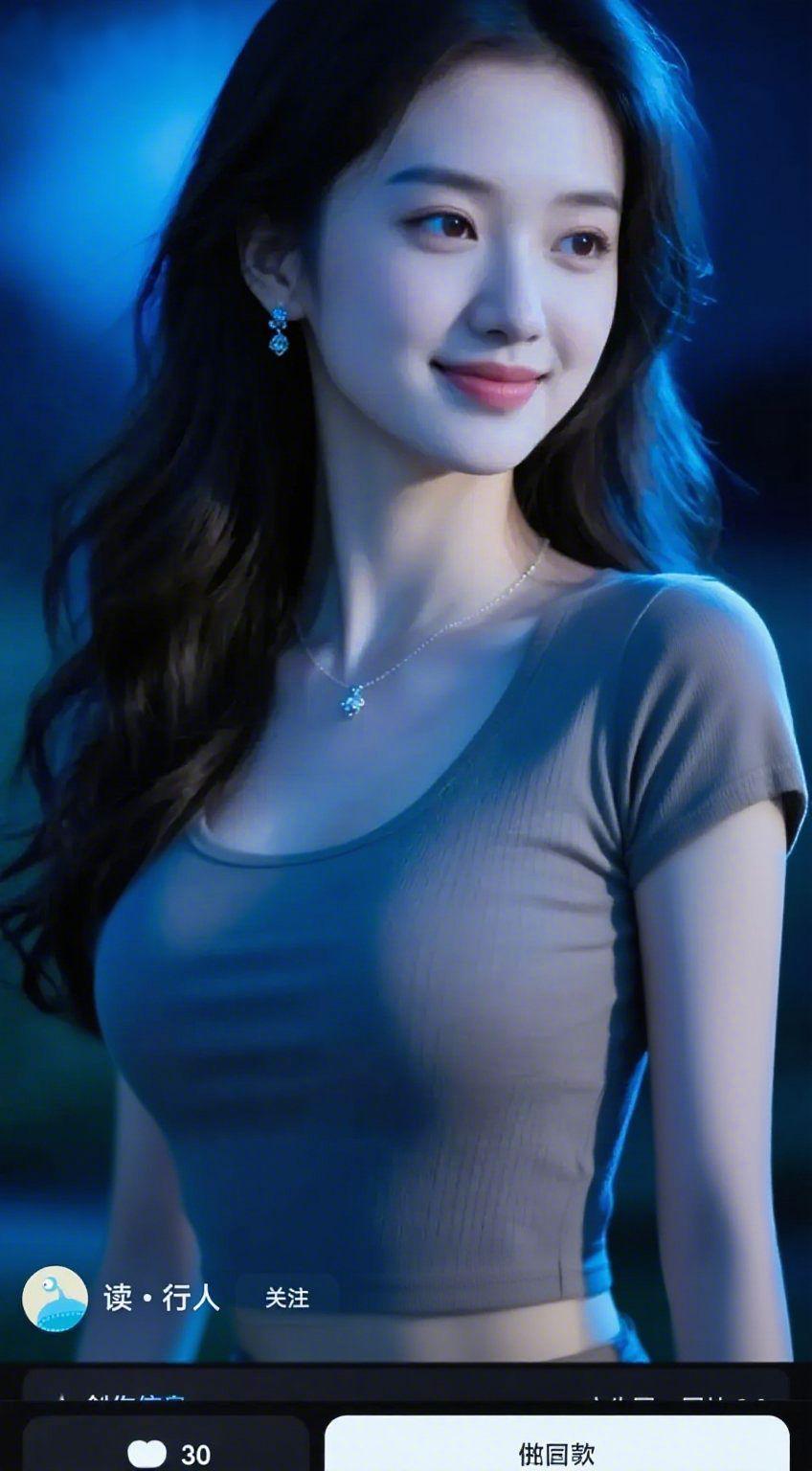 《夜风吹浅柔》蓝调夜色里，她身着浅灰短衫立于风间，衣料的软纹裹着轻缓的气息