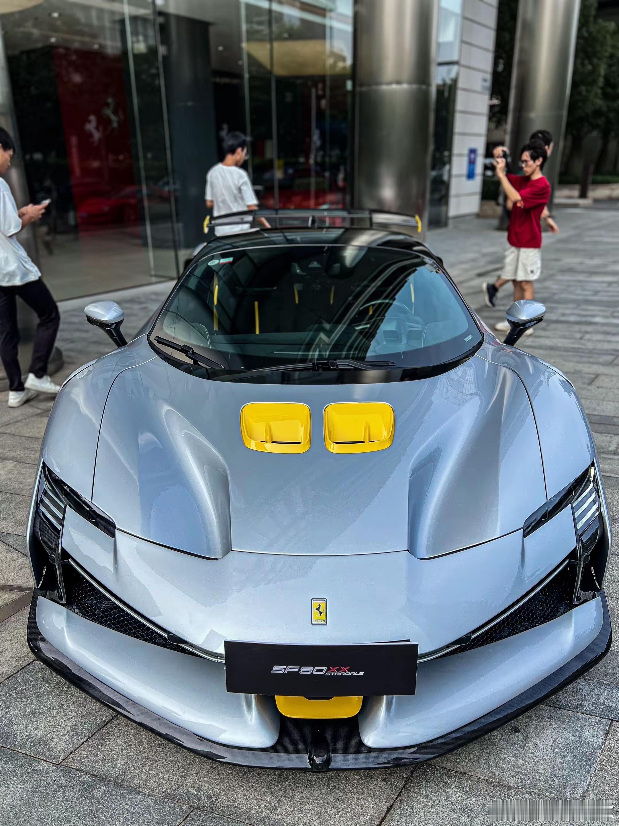 法拉利出现在哪里，哪里就是焦点，深圳首台SF90XX来了，夸张的大尾翼，有挖孔