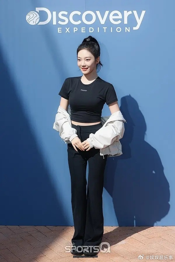 宁艺卓虽然在很努力的把裤子往上提了…但身高真的是硬伤，还有头身比…