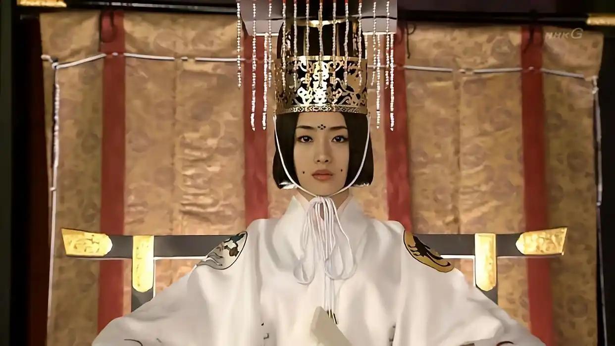 日本现在不让女人当天皇了，现任天皇有女儿，没有儿子，只能立弟弟当皇太弟。可是日本