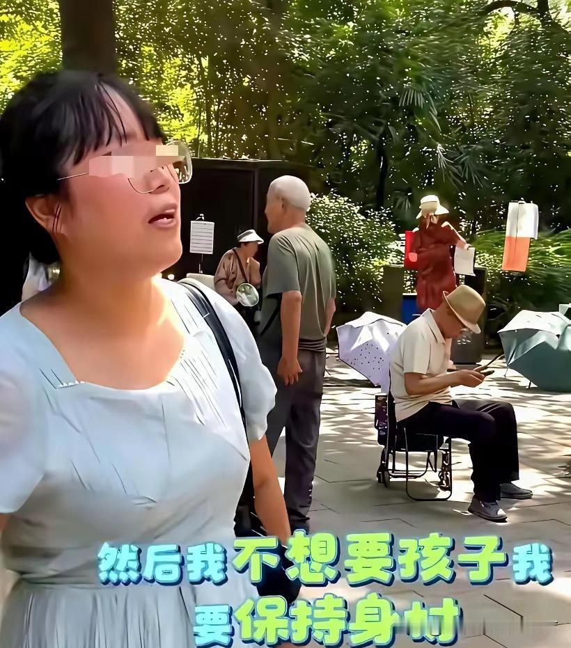 公园相亲角，一个男的忍不住问了个问题，直接把天聊死了“我娶你，能得到什么”对