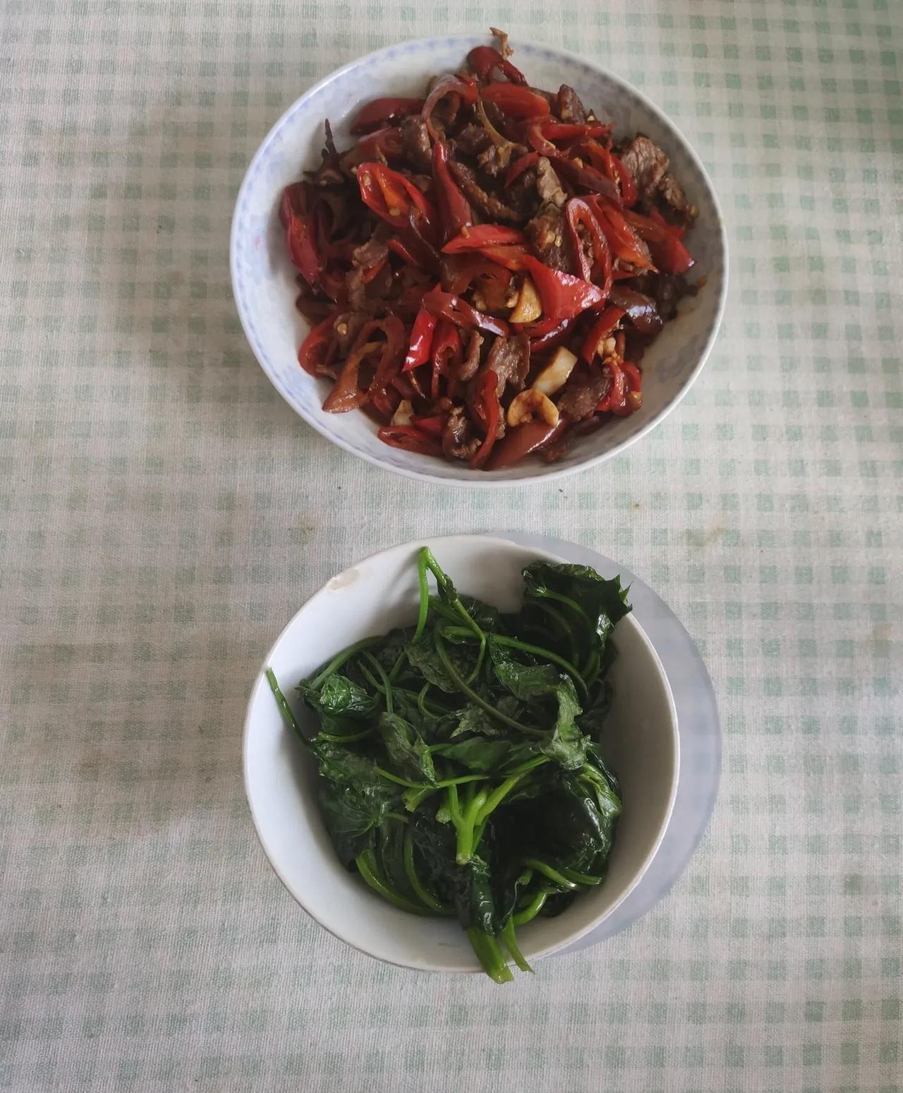 今天气温稍微降了一点，有了买菜吃饭的想法，一大早去菜市场买了一大堆菜和甜瓜，之前