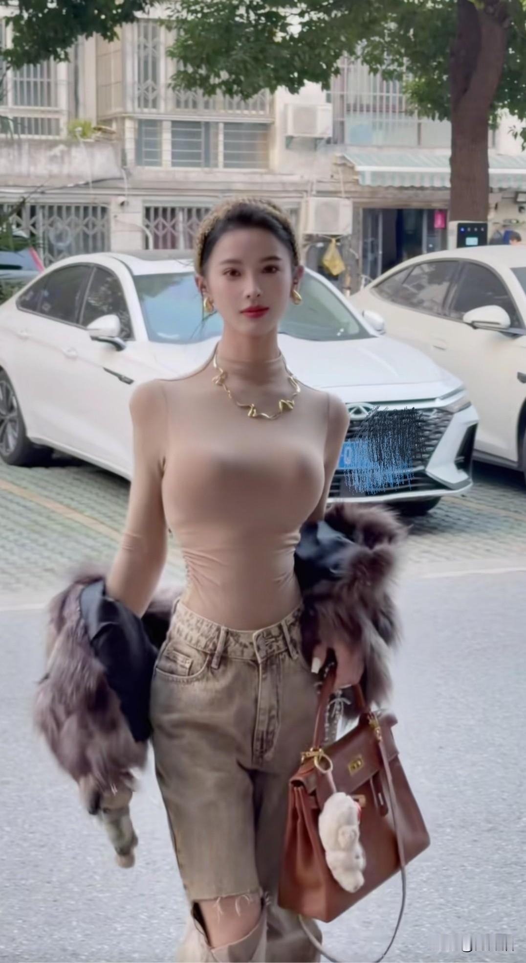 今天出门逛街，瞅见一位大美女，一直在一辆猛士汽车旁边绕圈看。我这热心肠一下子就上