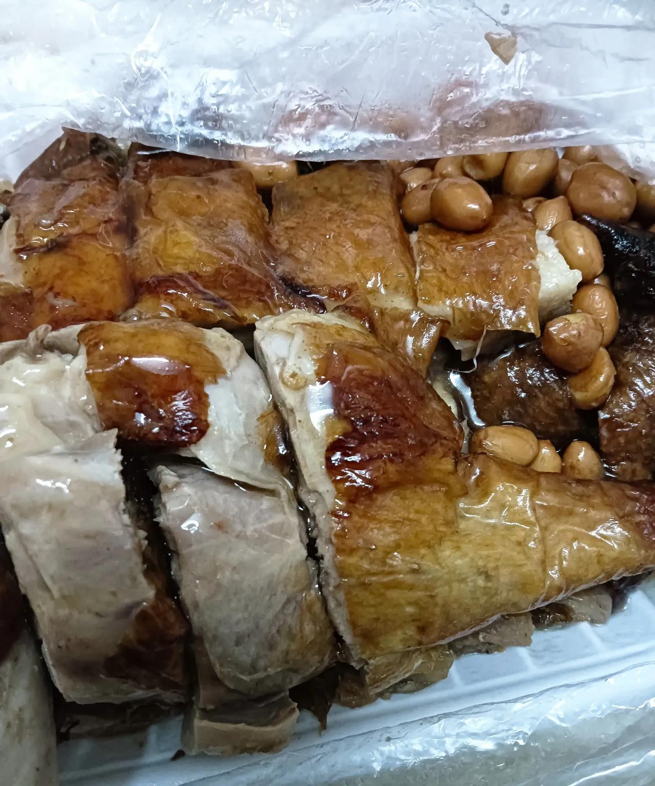 菜市场新开了一家烧鸭店，搞活动只有13.8元一斤。其他的店都是卖19.8元一斤，