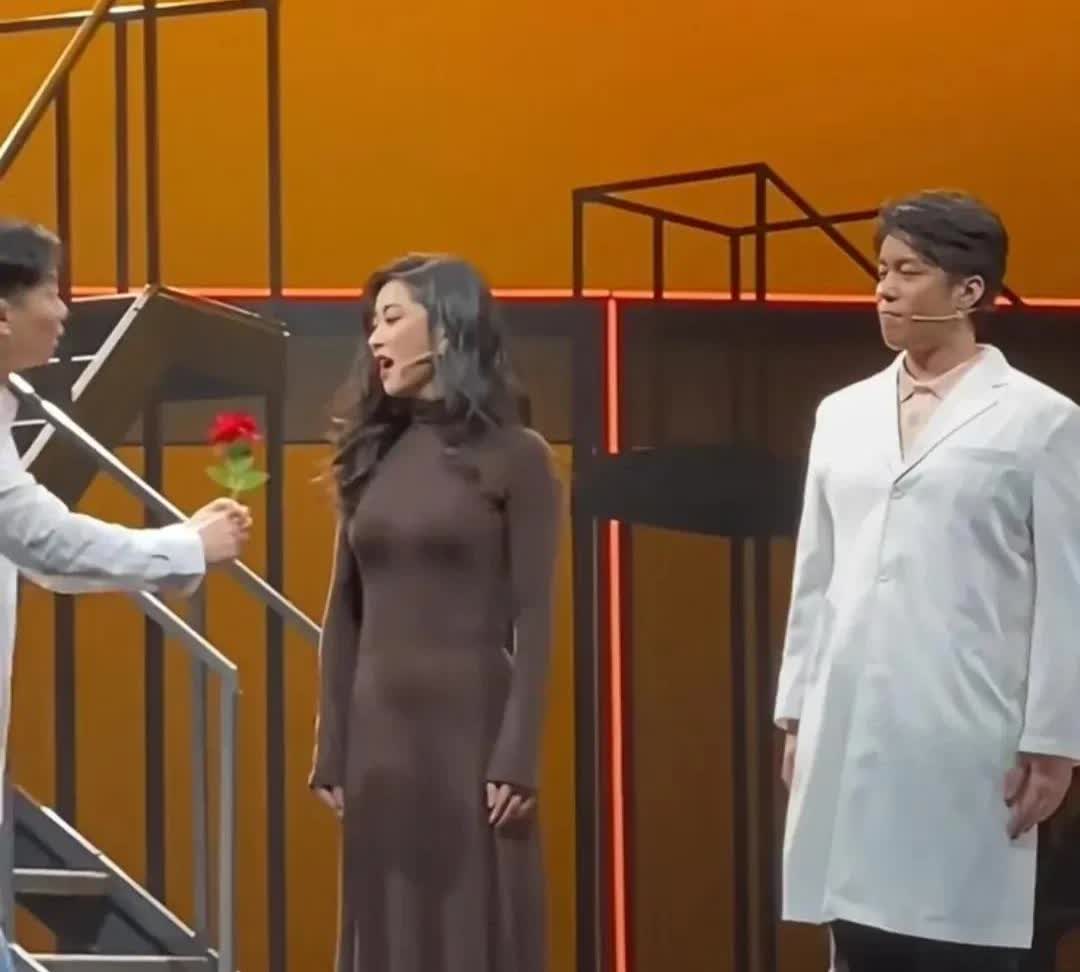 看了朱珠的身材，小肚子突出，普通人真的完全没有身材焦虑了