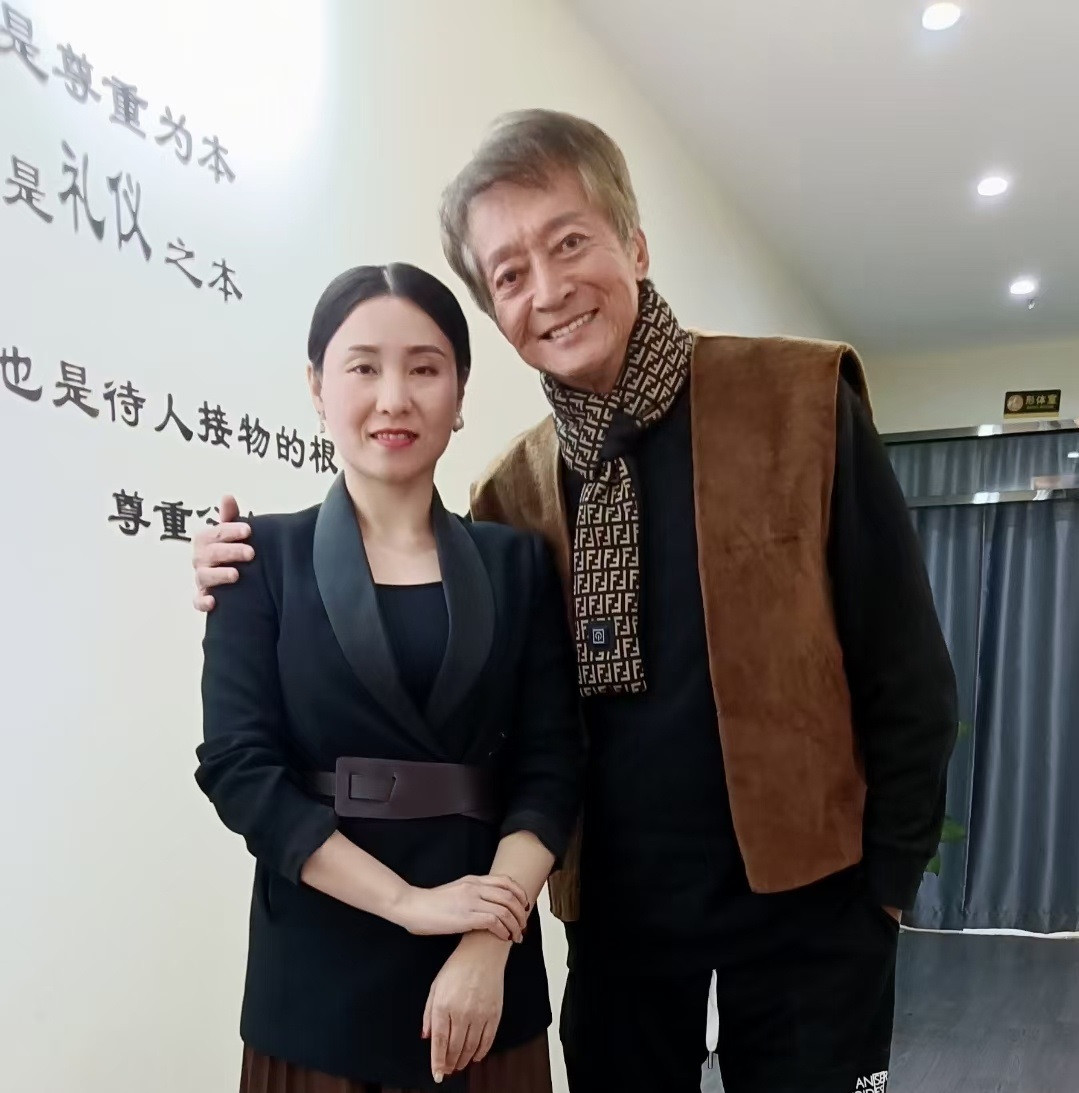 他是香港很出名的老戏骨，经常在电视剧饰演反派角色，现在已经过着退休生活，还有多少