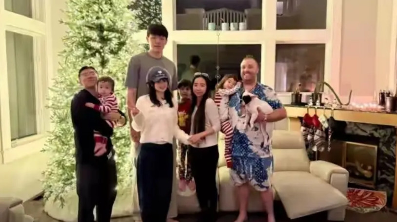 开拓者新秀杨瀚森的适应能力真是太强了，他这么快就入乡随俗了！据悉，在感恩节这一天