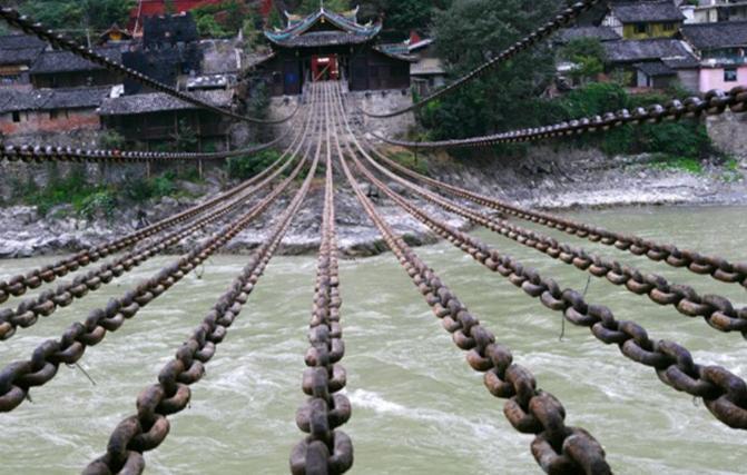 泸定桥300年前是怎么建造的？一万多个铁环重达40吨，至今牢固在泸定桥边随便