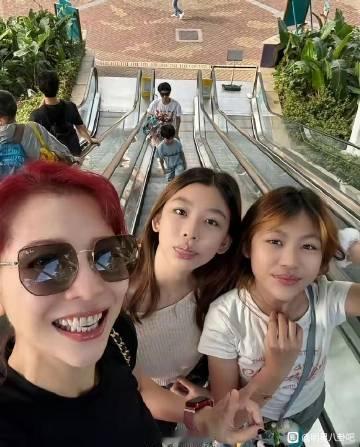 蔡少芬两个女儿长得很漂亮的，感觉长得都很像爸爸。但是慢慢长大了会变的...