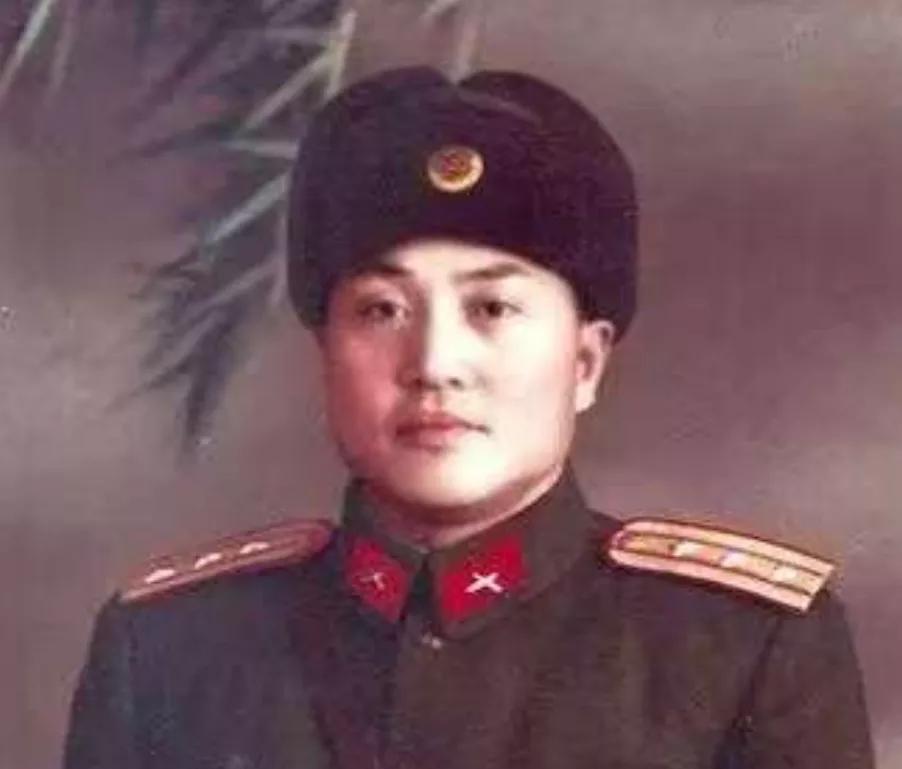 1942年，侦察股长凌少农，私下向日本人购买布料，对方说：“你看起来像军人？”凌