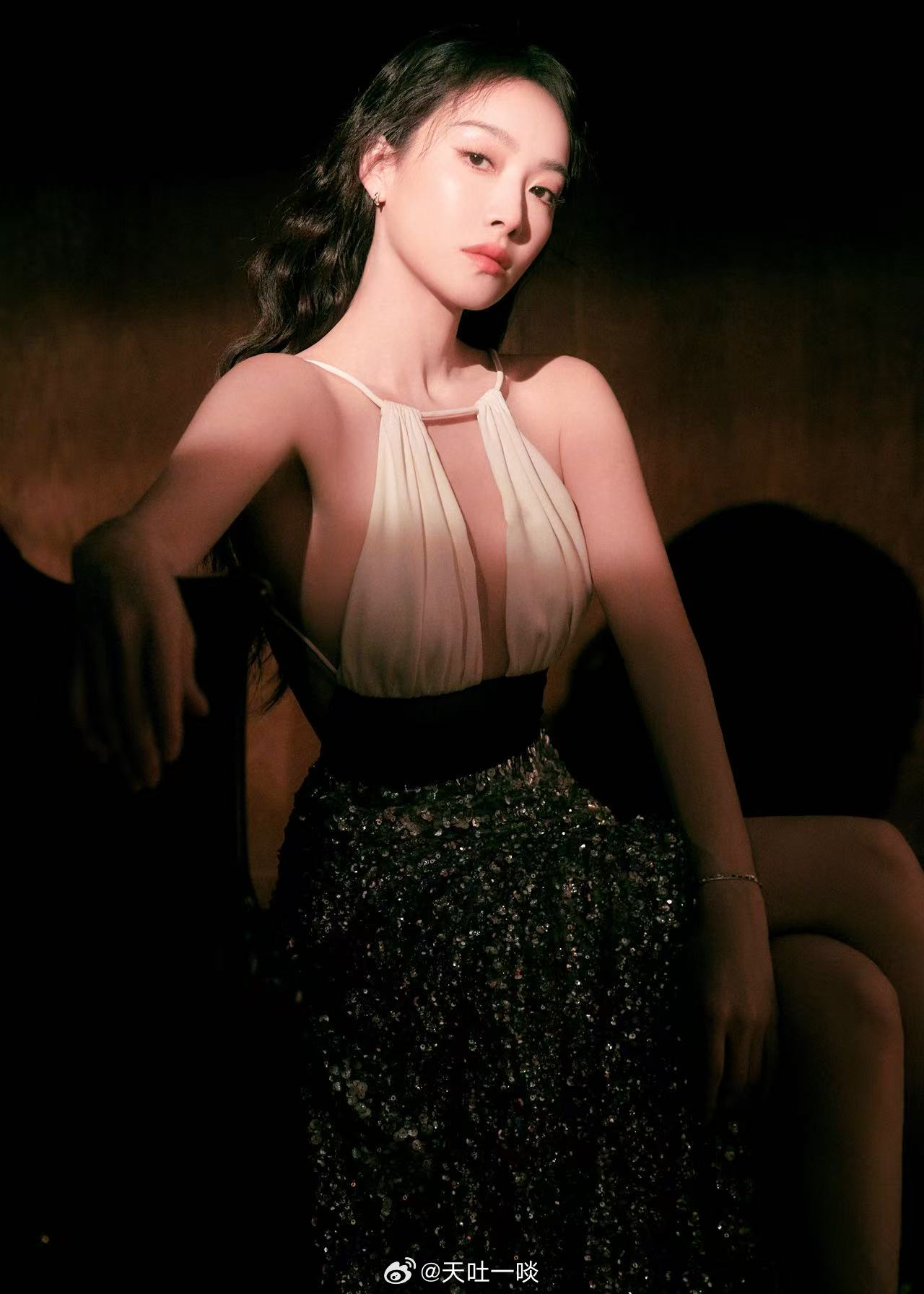 亮片露背裙，性感又妩媚——宋茜。
