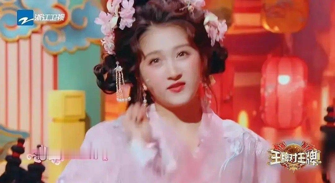 关晓彤这脸肿的后面还怎么进组拍戏，能演啥，准备代替贾玲搞综艺吗？​​​