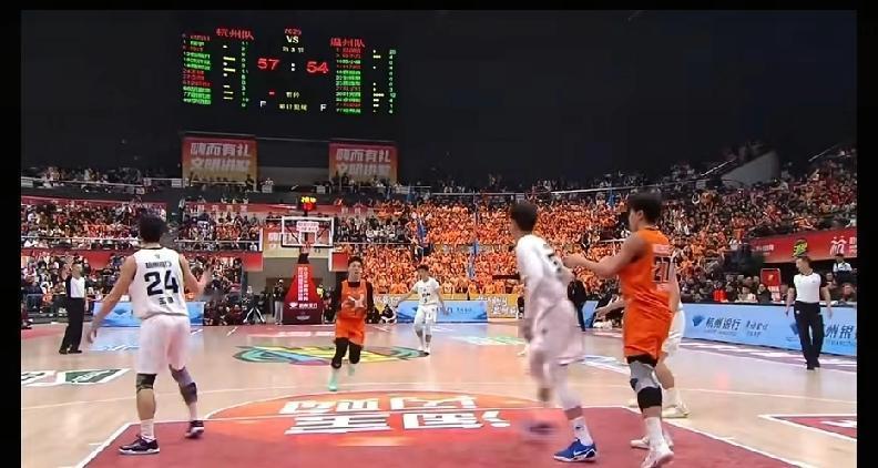 杭州vs温州这场比赛中，又出现了双方各有一名球员被夺权驱逐出场的画面！浙ba越打