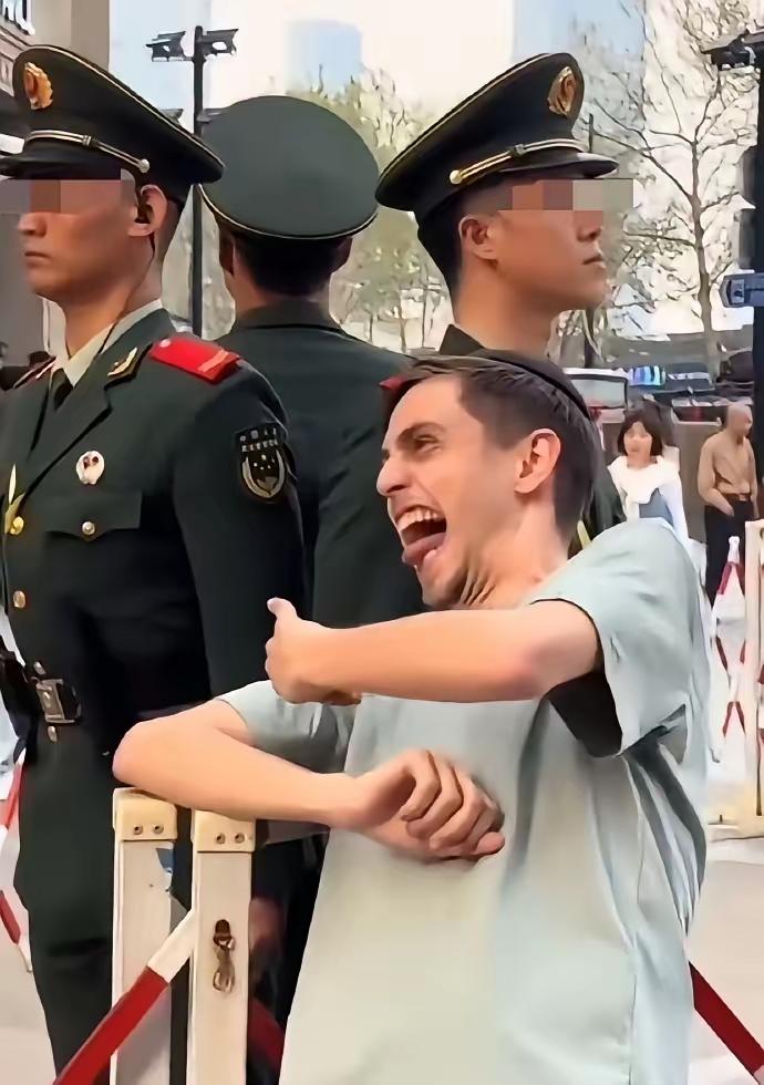 这无疑是对军人的一种亵渎。军队与地方执法部门应迅速作出反应，及时制止此类行为。