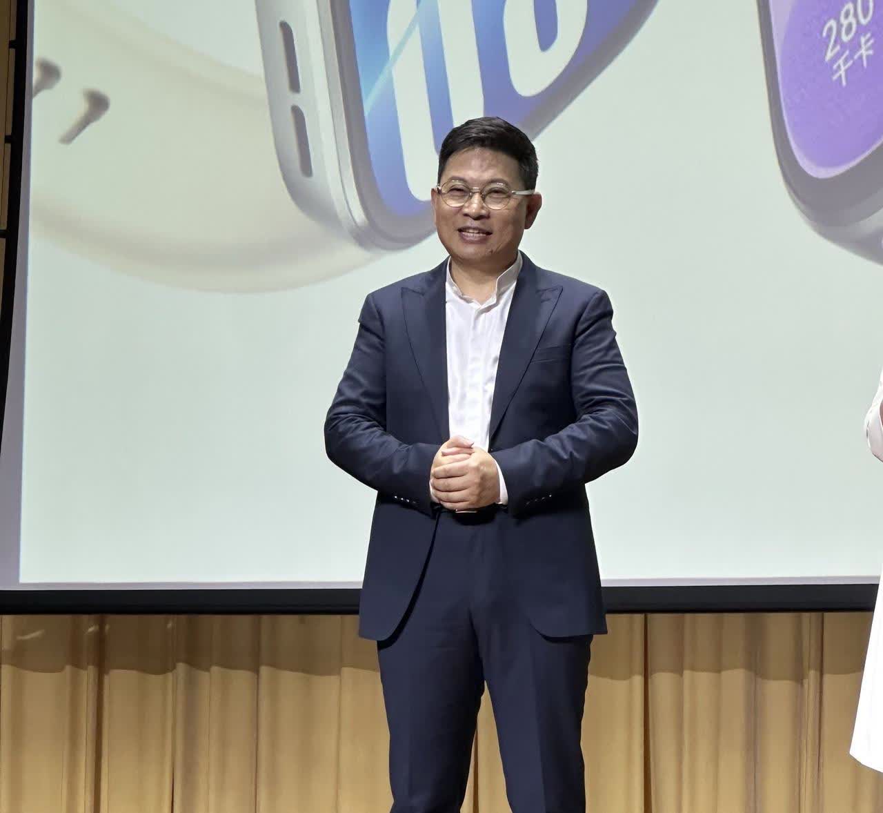华为问界5月份的销售额为158亿，更可怕的是均价已经高达43万人民币，已经碾压奥