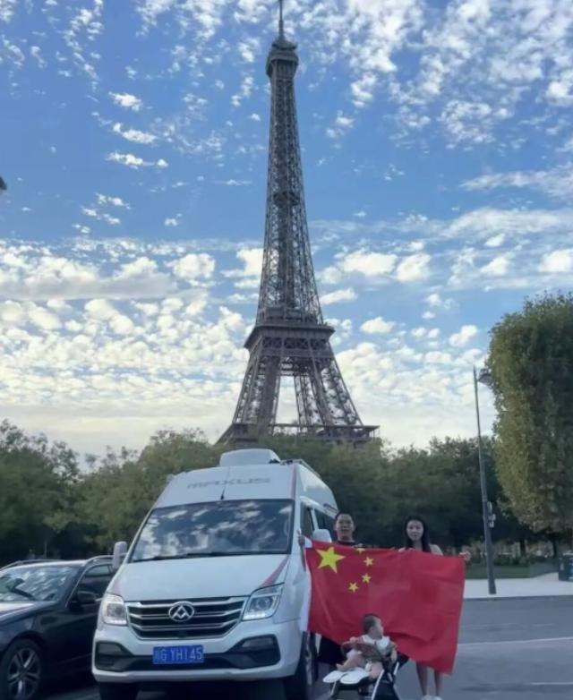 “有钱任性！”9月23日报道，四川成都，一对夫妻为了“哄娃睡觉”，竟带着半岁的宝