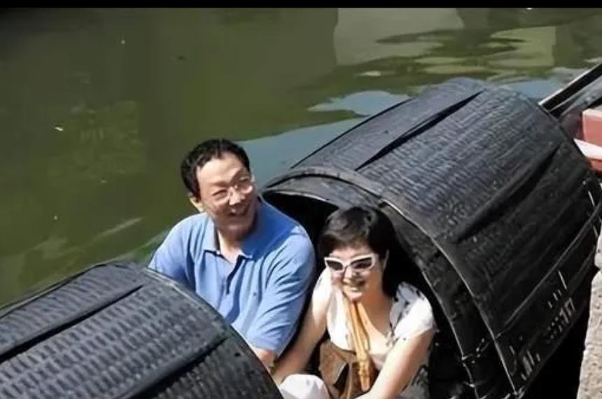曾经央视才女张泉灵，53岁满头白发，儿子都20岁了很难想象，当年在央视从容