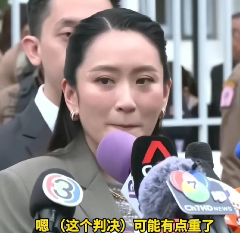 他信被判刑一年，佩通坦快哭了！自己刚被罢免总理，都没有这么难过！看表情，佩通坦不