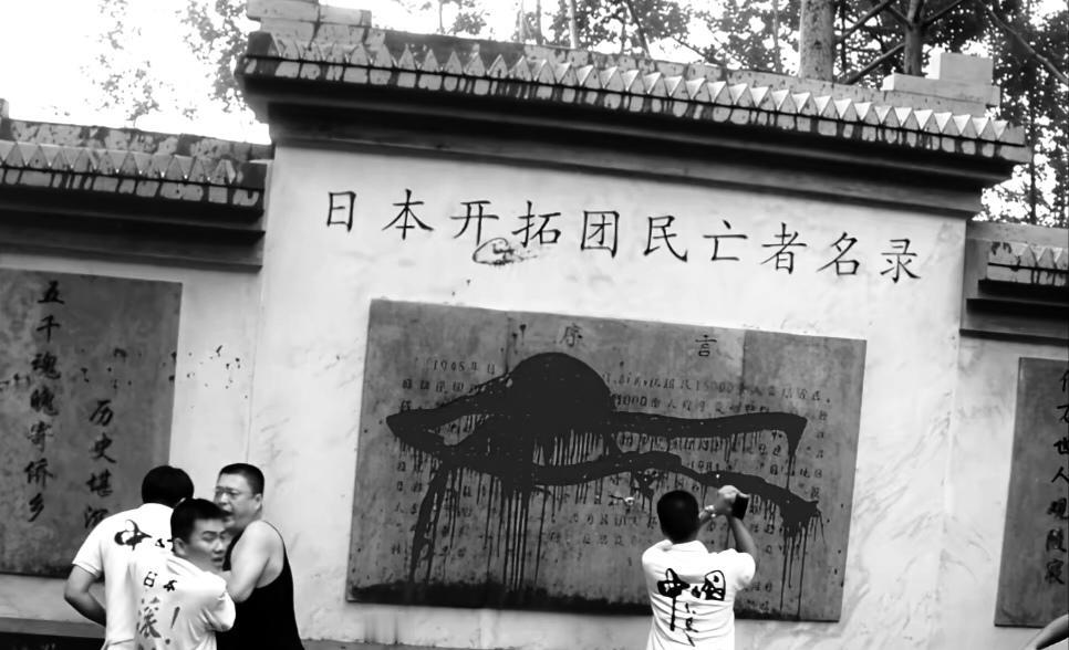 2011年，黑龙江方正县，当地砸50万给日本开拓团立碑，还要求商铺挂日文。好家伙