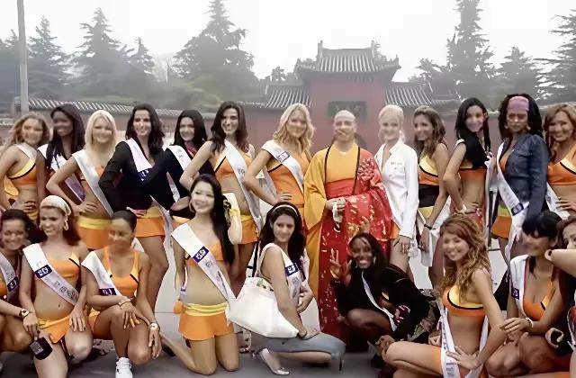 新任少林寺方丈旧照被扒出！这届网友能力太强了，除了扒出释永信不少旧照之外，居然