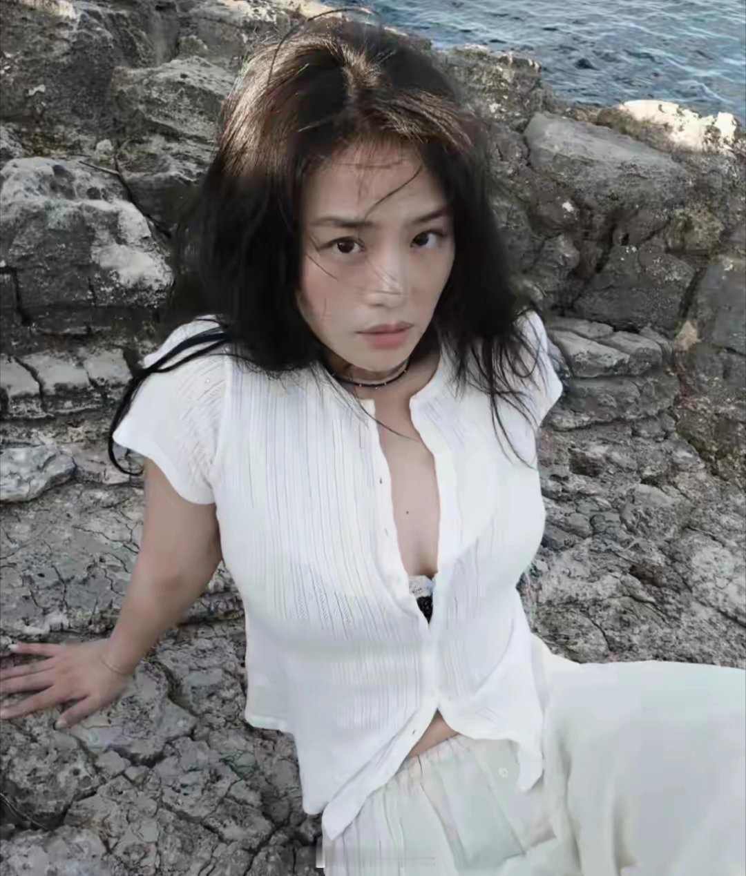 被海风吹跑纽扣的马思纯，万幸还剩了一颗，不然就真成纯的反义词啰