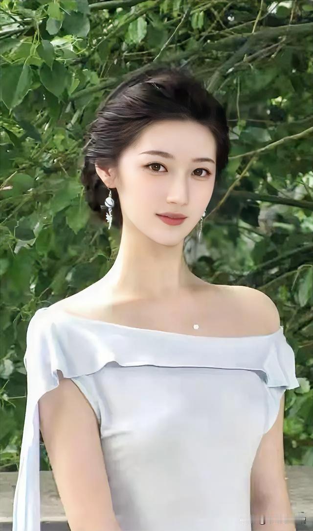 这位女士穿着白色露肩裙，好优雅。露肩紫裙照抹胸白色礼裙露肩小白裙
