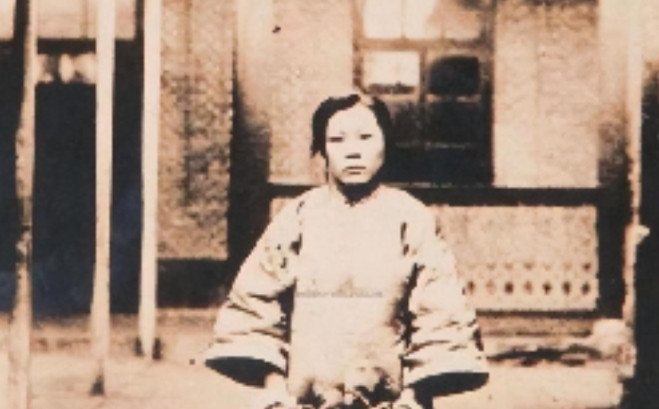 1925年，24岁的青楼女子张素贞正在冥想。然而，当她睁开眼时，冰冷的枪口却抵住