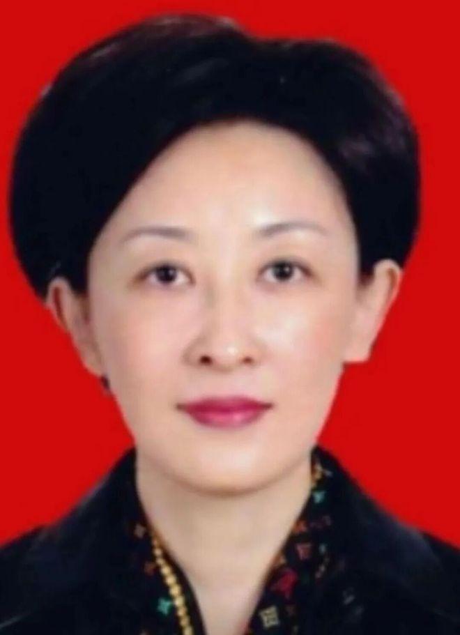 又揪出来一个巨贪，金额高达9.7亿，首富夫人郝斌跨境逃亡失败了，她从新加坡飞往菲