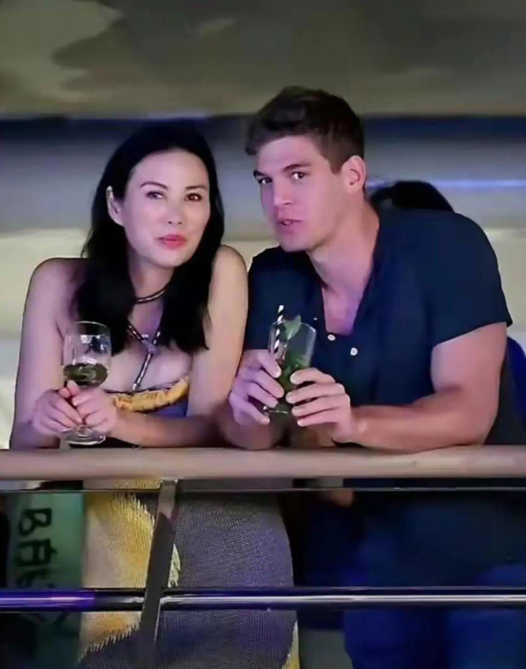 邓文迪堪称传奇，年过半百还和20岁澳大利亚小奶狗有联系，被美国人封为做小三的