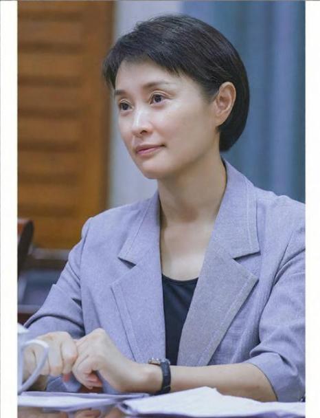实力派女星吴越如今54岁定居上海，坦言这辈子仅谈过一段恋爱，至今单身无子。面对外