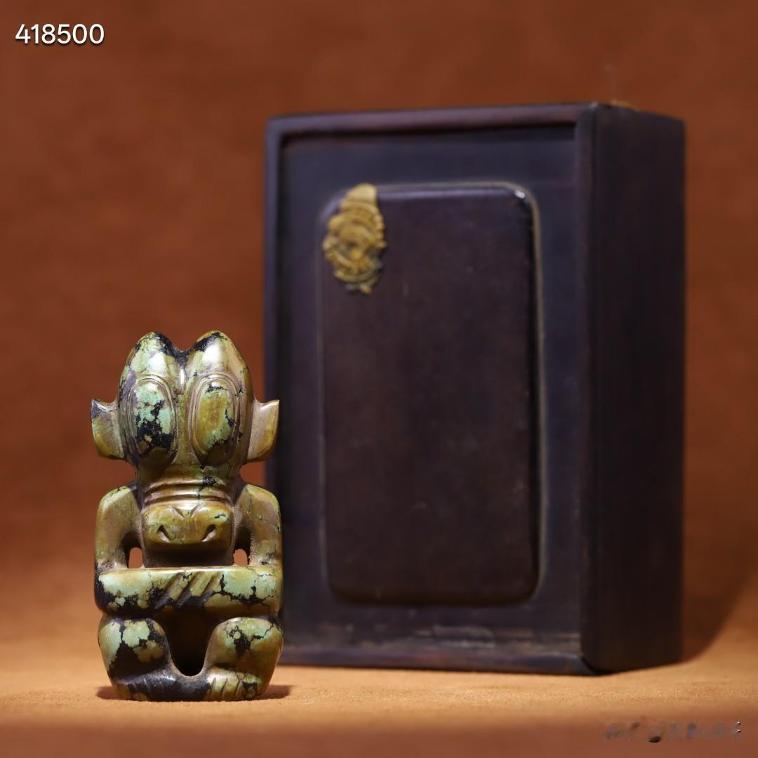 旧藏高古绿松石太阳神雕件规格：8*4.1*2.6cm重量：94.7克高古
