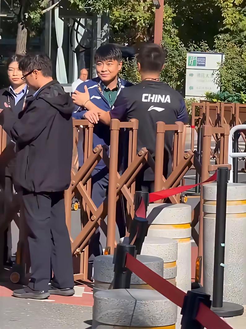 近日，国乒男队主教练王皓遭遇网络辱骂，引发网友的争议！在亚运会乒乓球男团决赛中丢