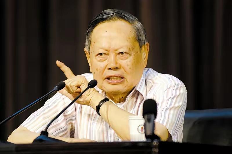 杨振宁教授曾毫不避讳地指出：“《易经》根本毫无逻辑，就是那个狗屁不通的东西，阻碍