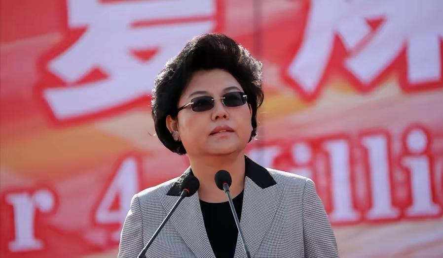 她曾是银川一中的工人。然而，座上正部级高位的她，身上刻上了三个特别的定义词。