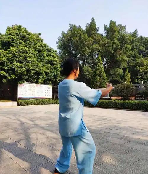 站桩不是练毅力，是练系统。肩膀不扛，膝盖不顶，呼吸慢下来，身体自己就稳了。国