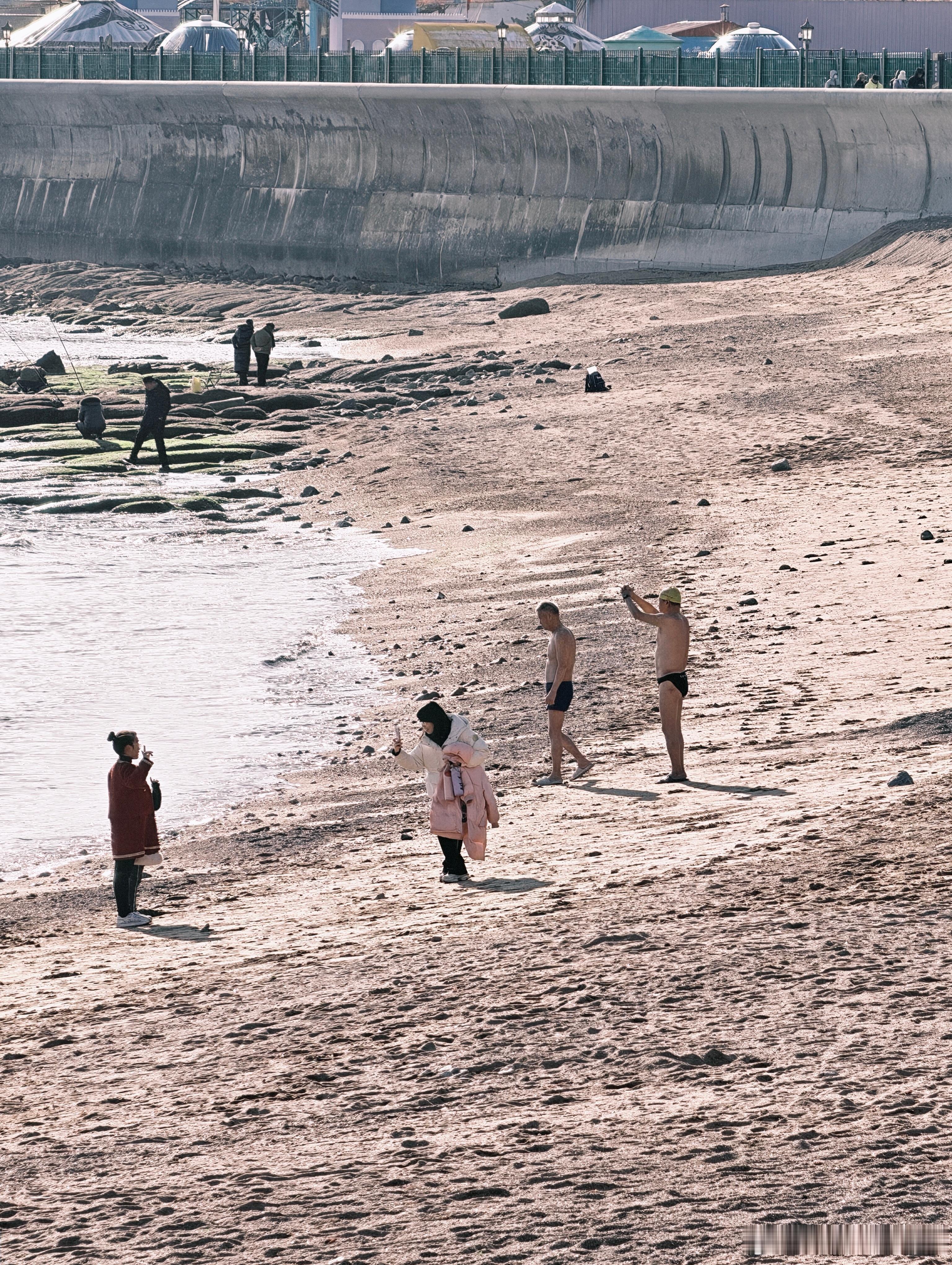 昨天在青岛的时候，气温只有4℃，在海边看到两个大爷下海游泳，着实是有点刺激，这个