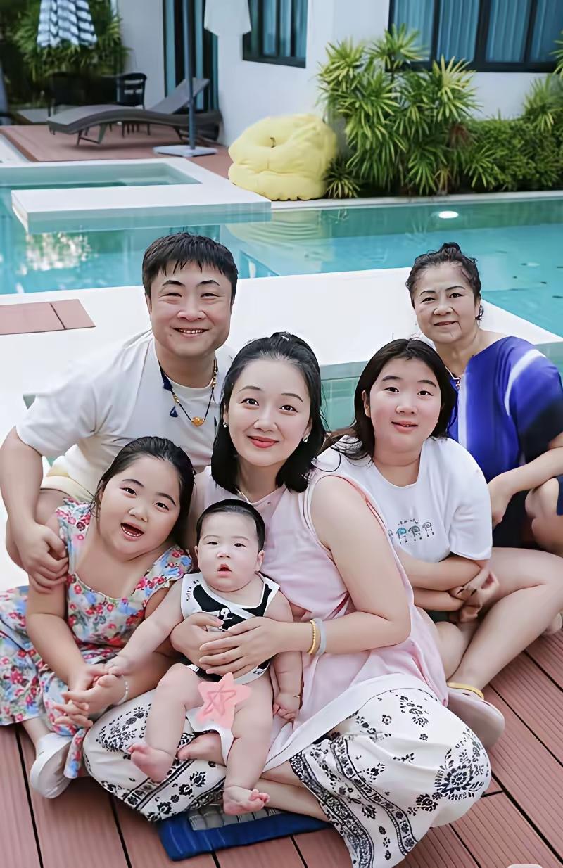 乔杉的基因太强大了，尽管妻子看着很可爱甜美，五官组合很优秀。但三个孩子无一例外全