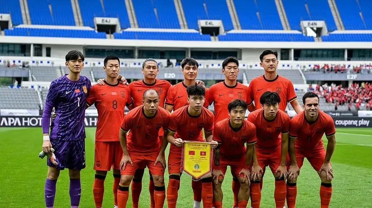 中国女排在美国阿灵顿参加世界女排联赛，队伍入乡随俗，饮食安排是当地比赛工作餐，由
