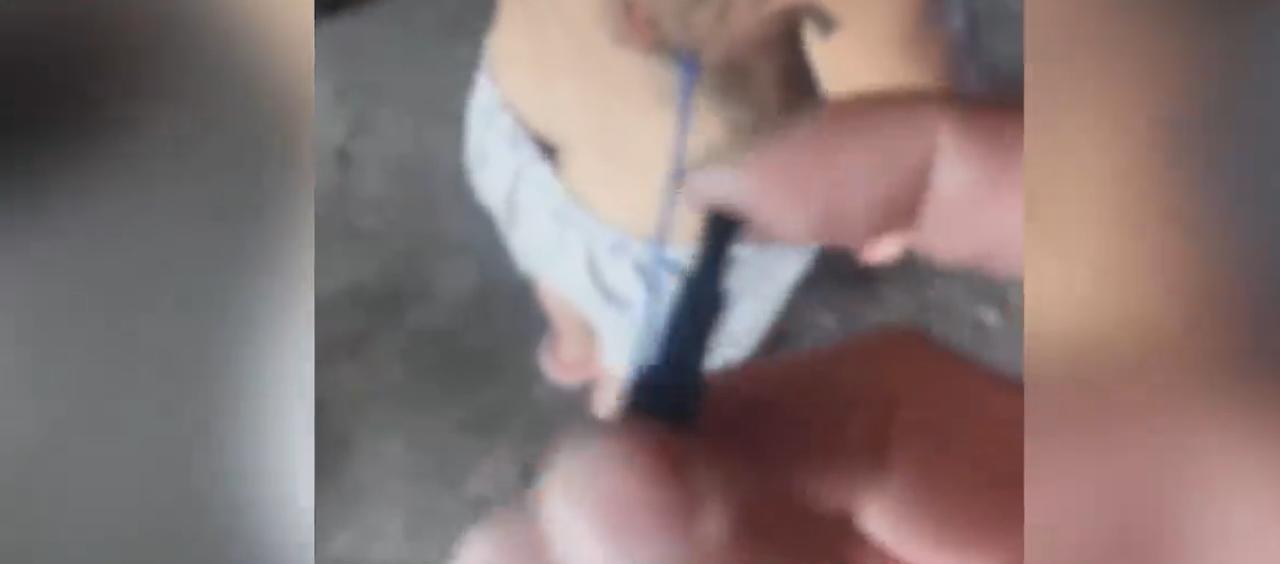 “这是蠢还是坏？”广西钦州，一名四岁半的女童正在家中洗澡，哥哥闲来无聊，走到旁边