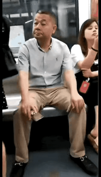 是坏人变老了，还是老人变坏了？地铁车厢内，对面一大哥手拿一手